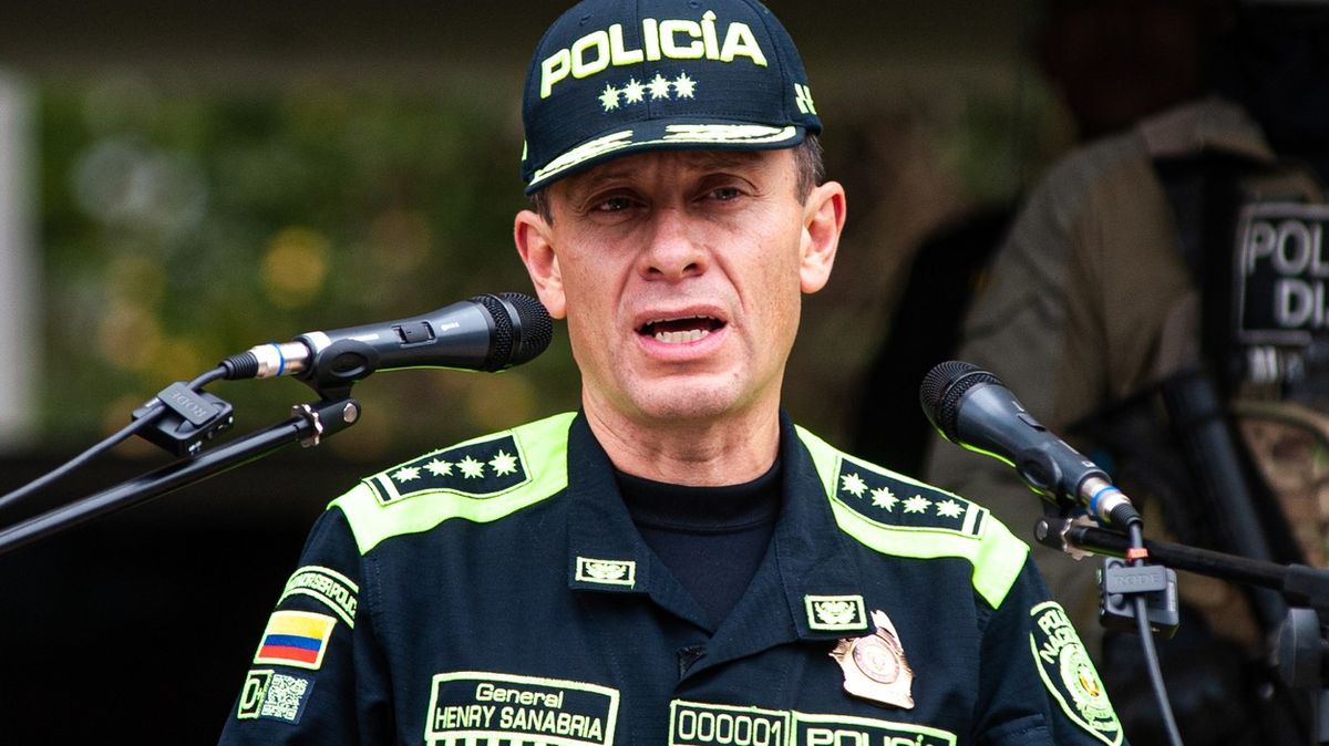 Hluboce věřící šéf policie v Kolumbii používal k boji se zločinem exorcismus. Teď končí